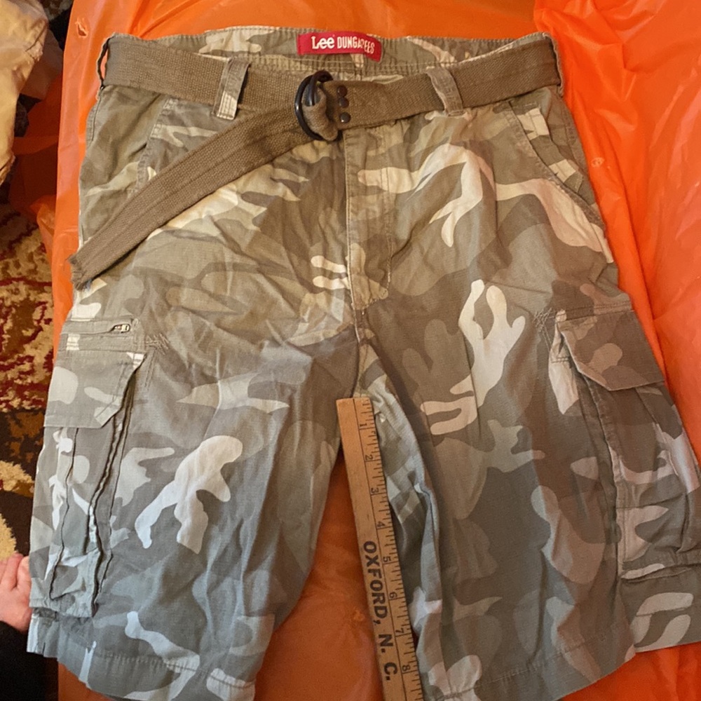 Men’s shorts-khaki camo, cargo and front back pockets